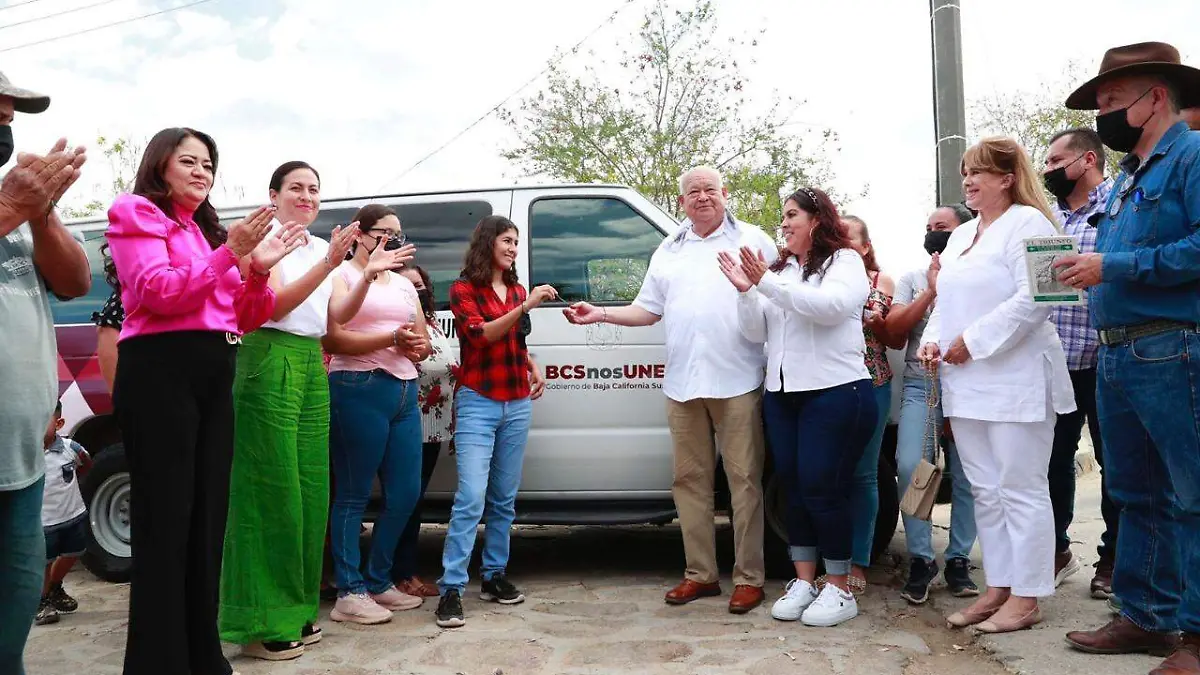 Donan Transporte a estudiantes del Triunfo